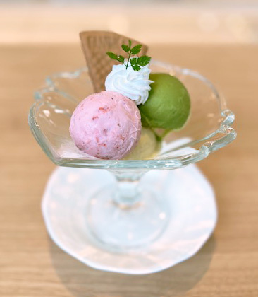 3種のアイスクリーム　(バニラ・苺・抹茶)　